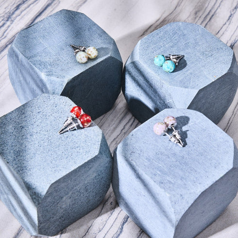 Himmelblau | 925er Sterlingsilber | Mini-Glühwürmchen-Ohrstecker aus Glas
